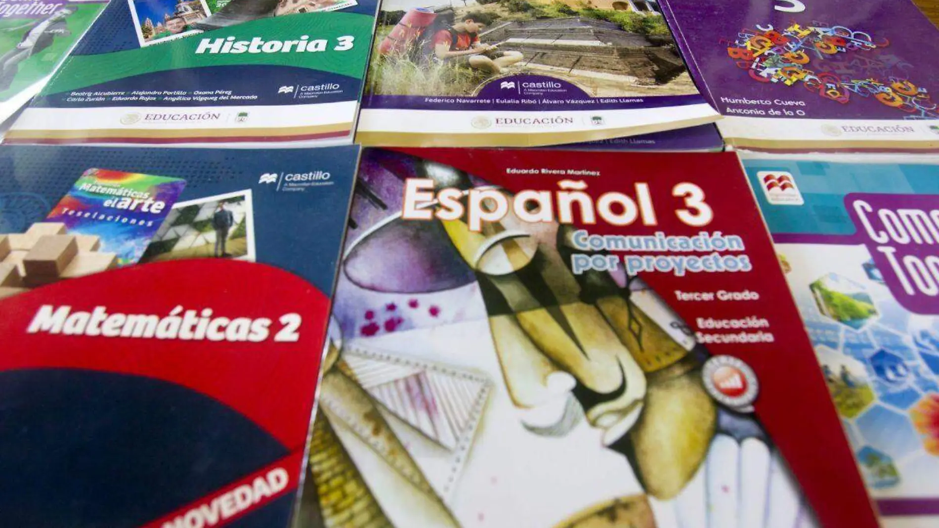 Jueza da tres días a la SEP para cumplir con requisitos para imprimir libros de texto